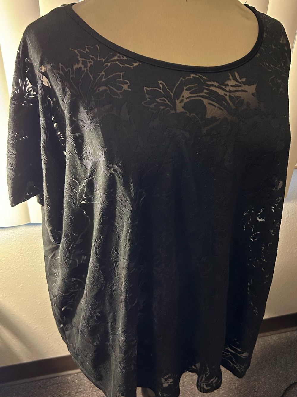 Ava & Viv Black Floral Sheer Short Sleeve Top